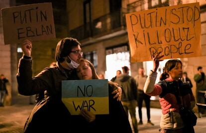 Emigrantes ucranios y rusos participan en una protesta contra la operación militar masiva contra Ucrania, en Barcelona (​​España).