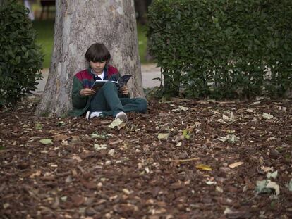 Un nen llegint. 