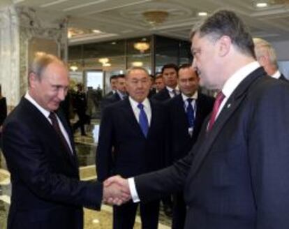 El presidente ruso, Vladimir Putin, da la mano al ucraniano, Petro Poroshenko.