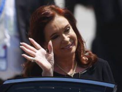 La presidenta de Argentina, Cristina Fernández, saluda este sábado 26 de enero de 2013, a su llegada al Aeropuerto Internacional de Santiago de Chile, para participar en la primera Cumbre de la Comunidad de Estados Latinoamericanos y Caribeños (Celac) y la Unión Europea (UE) que se realiza entre hoy y mañana.