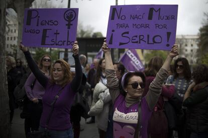 Two banners that read, “I think, therefore I annoy,” and: “I wasn't born a woman just to die because of it!” at the demonstrations called by various labor unions in Madrid.