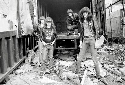El grupo Ramones fotografiado en 1976 en el callejón de al lado del CBGB en Nueva York.