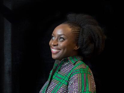 Chimamanda Ngozi Adichie retratada en el Hay Festival de Cartagena.