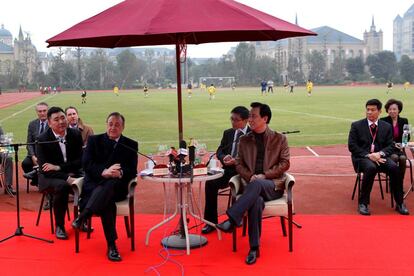 Florentino Pérez con Xu Jiayin, propietario del Guangzhou. El Real Madrid ha suscrito un acuerdo de cooperación con el club chino para la creación de una escuela de fútbol en Quingyuan