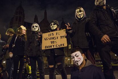 Manifestantes con las m&aacute;scaras de Guy Fawkes  en las calles de Londres
 
 