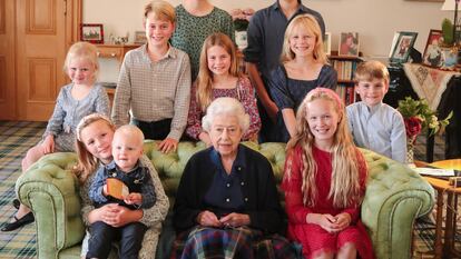 La reina Isabel II con 10 de sus bisnietos, en una imagen de 2022 que, según la agencia Getty, fue manipulada.