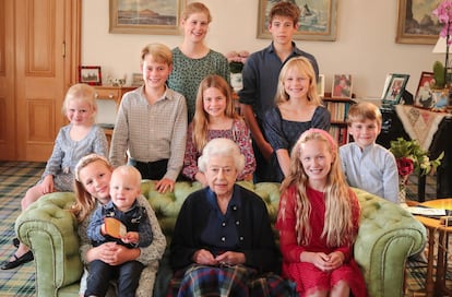 Queen Elizabeth II with 10 of her great-grandchildren, in an image from 2022 that, according to the Getty agency, was 'digitally enhanced.'