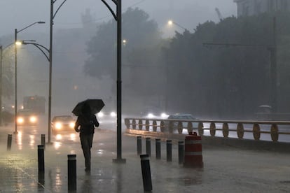 Un transeúnte camina bajo la lluvia en Ciudad de México, el 1 de septiembre de 2024.