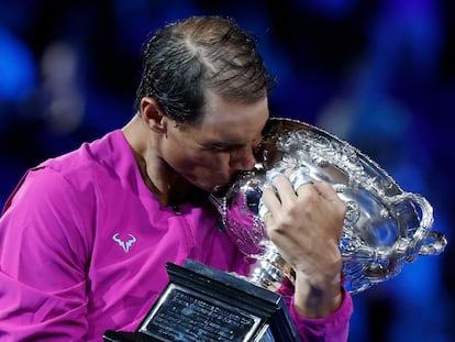 Nadal besa el trofeo de campeón del Open de Australia, este domingo en Melbourne.