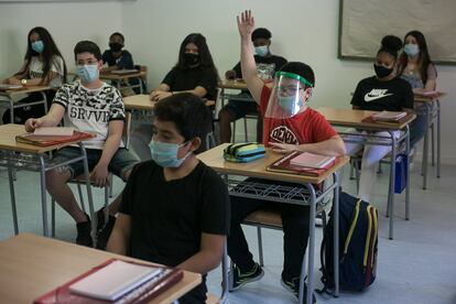 Alumnos de primero de la ESO en el instituto Joanot Martorell, en Esplugues de Llobregat.