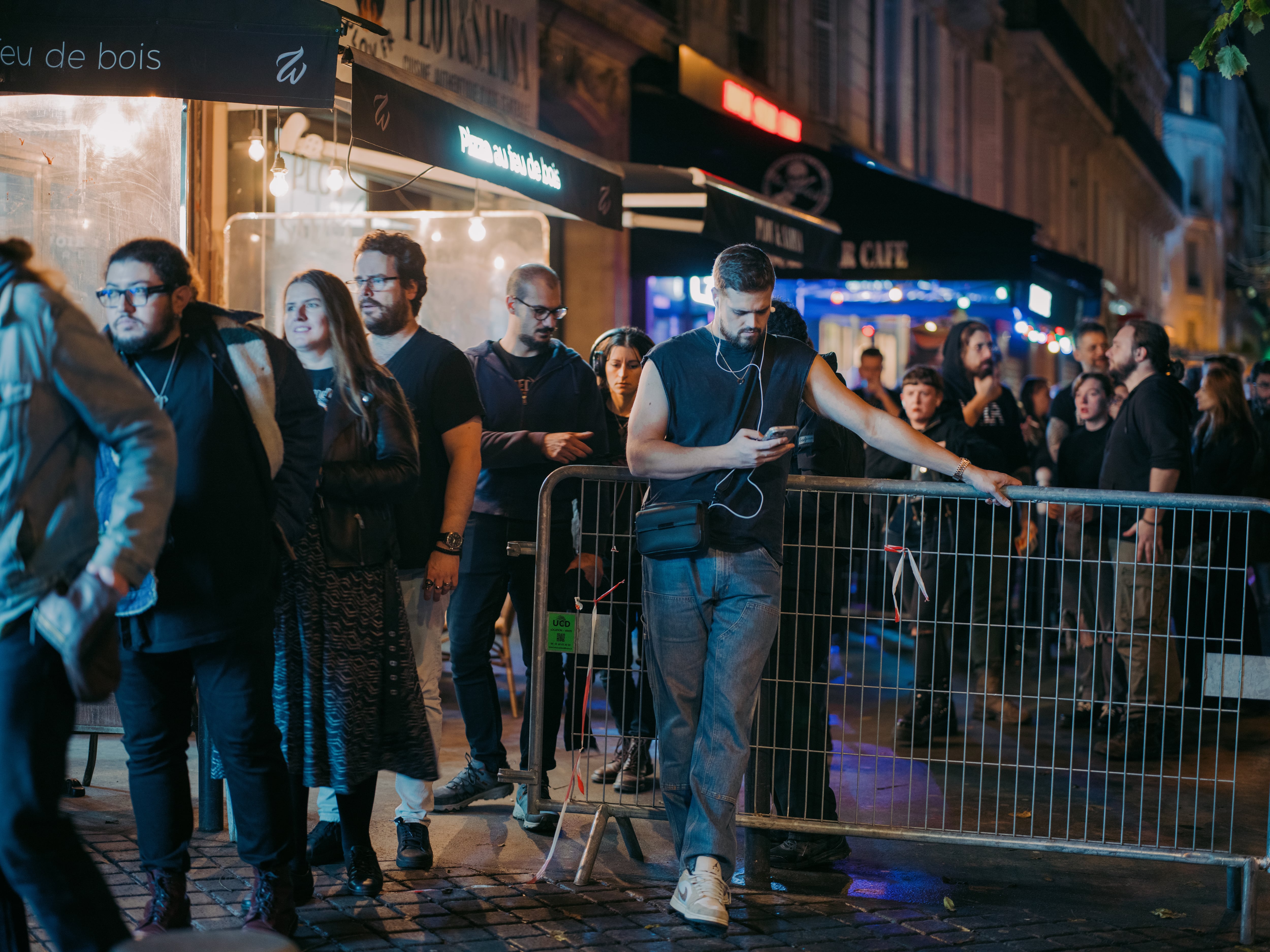 Asistentes al concierto de la banda Orbit Culture hacen cola para acceder a la sala Bataclan, el 6 de noviembre.