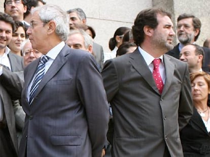 El socialista Emilio Pérez Touriño, a la izquierda, junto a Anxo Quintana, del Bloque Nacionalista Galego.