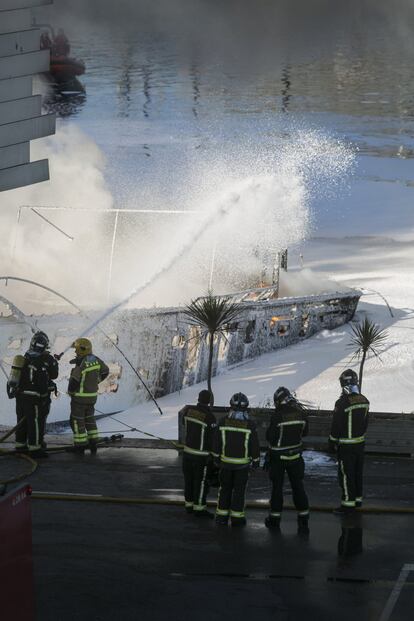 Els Bombers treballen en l'incendi al Port Fòrum de Sant Adrià de Besòs.