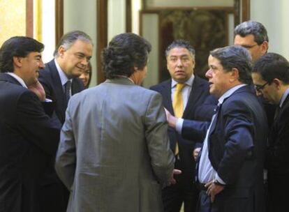 Un grupo de diputados del PP, ayer en el Congreso.