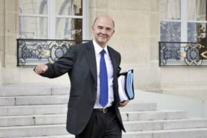 El ministro francés de Finanzas, Pierre Moscovici, sale del Palacio del Elíseo. EFE/Archivo