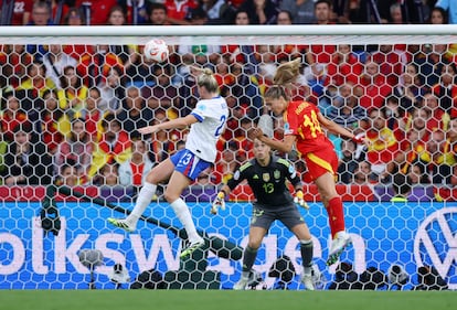 Alessia Russo anota de cabeza el gol del empate este domingo.