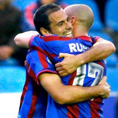 Salva celebra un gol con Rubiales, compañero suyo en el Levante.