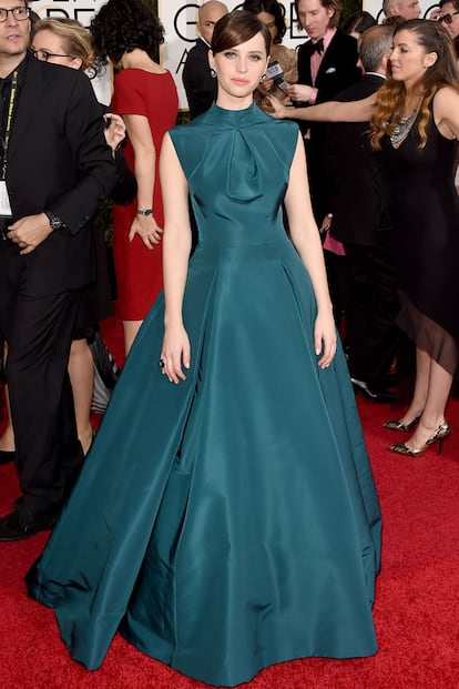 En los Globos de Oro la actriz volvió a apostar por Dior con un vestido que la hacía parecer más mayor.
