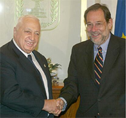 El primer ministro israelí Ariel Sharon estrecha la mano de Javier Solana antes de su encuentro en Jerusalén.