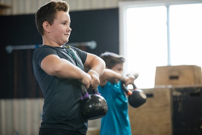 Hijo adolescente gimnasio