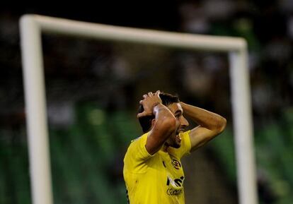 Cani reclama penalti en el partido contra el Betis.