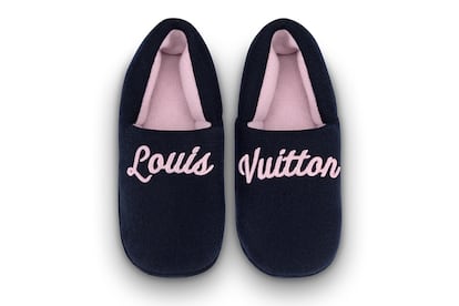 Nada le gustarás más a un fashionista de pro que pasar las tardes de invierno con unas zapatillas tan calentitas como estas de Louis Vuitton. Cuestan 590 euros.