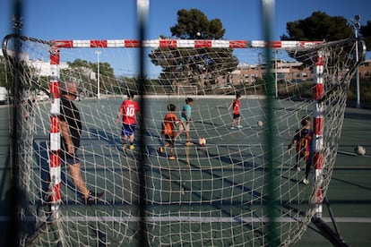 Un grupo de niños juega al fútbol en un campo de Huelva.