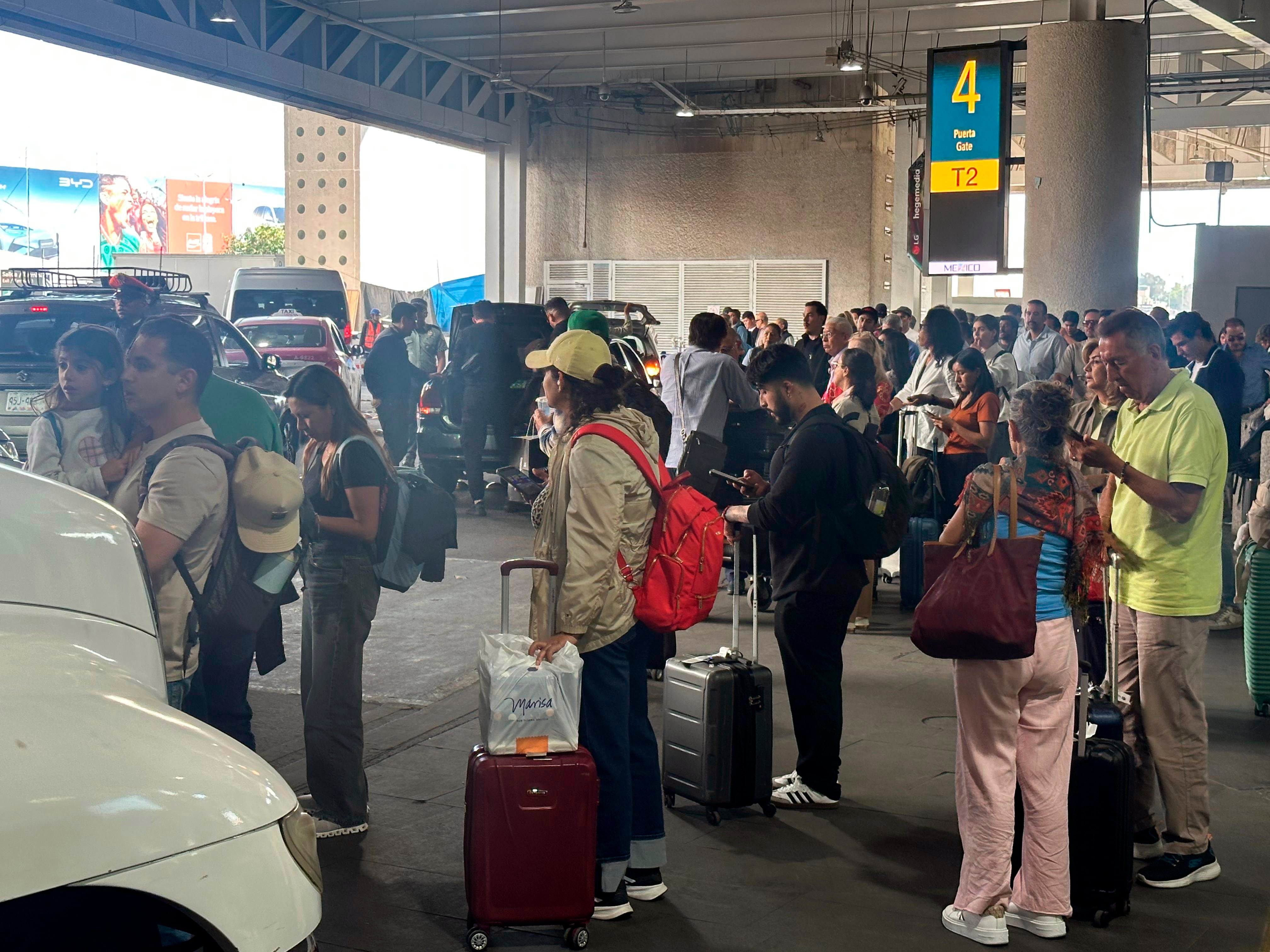 Tomar un taxi por aplicación en el aeropuerto, una carrera de obstáculos en las tres ciudades mundialistas