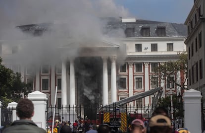 Incendio en el edificio de la Asamblea Nacional en el complejo parlamentario de Sudáfrica en Ciudad del Cabo, Sudáfrica, el domingo.