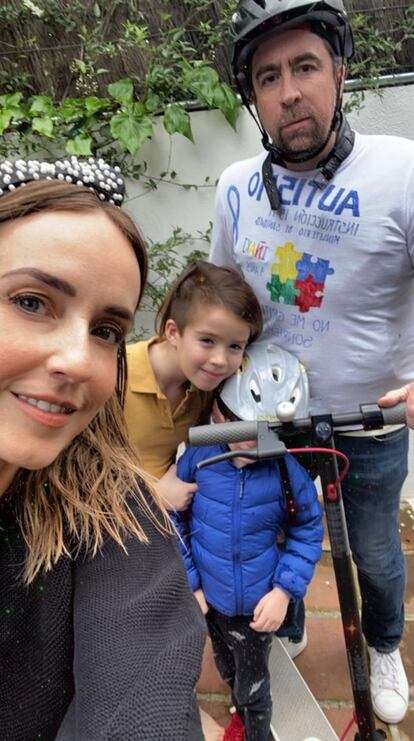 Rafael Sarmiento, vecino de Charmatín, con su mujer y sus hijos antes de salir a pasear con su hijo con Trastorno del Espectro Autista durante el confinamiento, en una foto cedida por la familia.