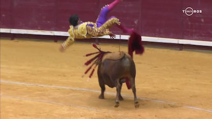 Un momento de la aparatosa voltereta que sufrió Morante en su segundo toro.