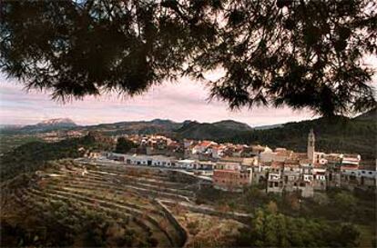 Vista general de Campell, en el valle de Laguar (Alicante), en cuyas colinas se aprecian los bancales de cultivo.
