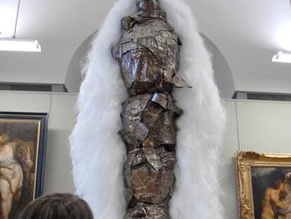 Cabezas, cortadas de búhos, carcasas de carne e insectos, ratas voladora de cristal de Murano y ejércitos de escarabajos son algunas de las cosas que podrán ver los visitantes a la exposición.