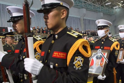 Soldados de la Armada surcoreana desfilan en el funeral de uno de los dos soldados muertos durante el ataque de Corea del Norte a la isla de Yeonpyeong.