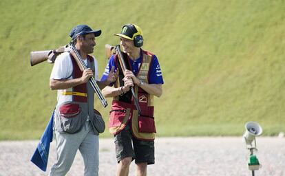 Nasser Al-Attiyah y Valentino Rossi, en el campo de tiro junto al circuito de Losail.