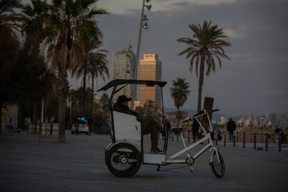 Un hombre sentado en un 'rickshaw', en Barcelona, Catalunya, sin clientes.