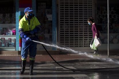Un trabajador del Ayuntamiento de Málaga durante los trabajos de desinfección de una de las calles de la localidad andaluza.