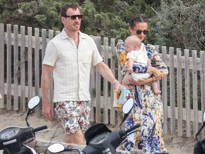 Alicia Vikander y Michael Fassbender con su hijo en Ibiza este martes.