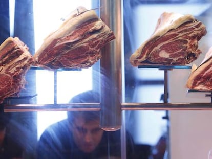 Cortes de carne expostos em uma feira de gastronomia.