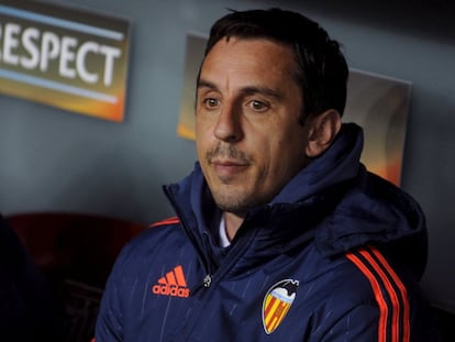 Neville en el banquillo de San Mamés.