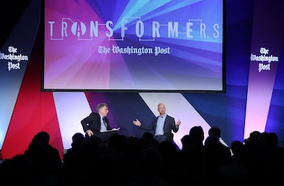 Jeff Bezos (a la derecha), fundador y CEO de Amazon y dueño del 'Washington Post', en conversación con Martin Baron, en 2016.