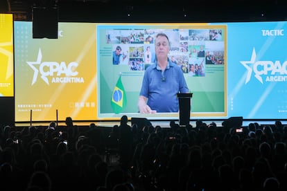 Jair Bolsonaro (en pantalla) participa en la conferencia de manera remota, el 4 de diciembre en la capital argentina. 