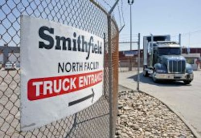 Entrada de camiones a la planta de Smithfield Foods en Smithfield, Virginia (EE UU)