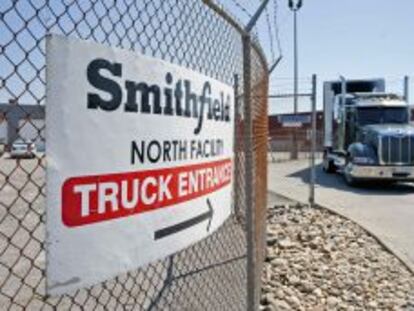 Entrada de camiones a la planta de Smithfield Foods en Smithfield, Virginia (EE UU)