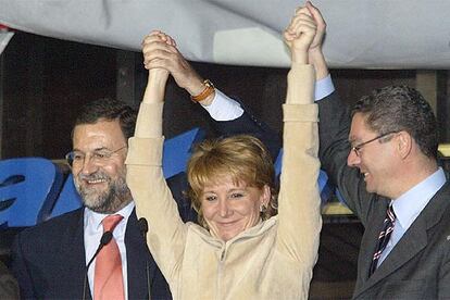 Mariano Rajoy, Esperanza Aguirre y Alberto Ruiz-Gallardón, en la noche de las últimas elecciones autonómicas de Madrid.