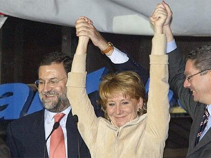 Mariano Rajoy, Esperanza Aguirre y Alberto Ruiz-Gallardón, en la noche de las últimas elecciones autonómicas de Madrid.