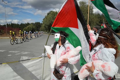 Activistas propalestinos intentan cortar la carretera durante la 15ª etapa de la Vuelta.