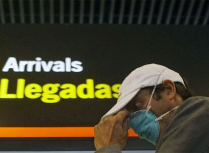 Un pasajero llega al aeropuerto madrileño de Barajas procedente de México.