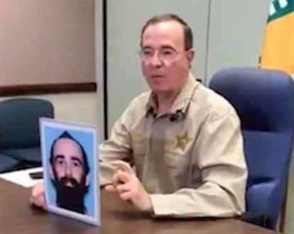 El sheriff del condado de Polk, Grady Judd, muestra una imagen de un detenido.