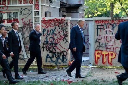 Donald Trump camina por las inmediaciones de la Casa Blanca tras las protestas.